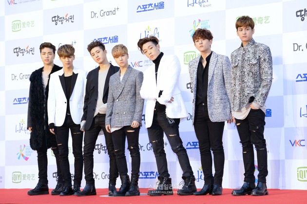 Gambar Foto iKON di Red Carpet Seoul Music Awards 2016
