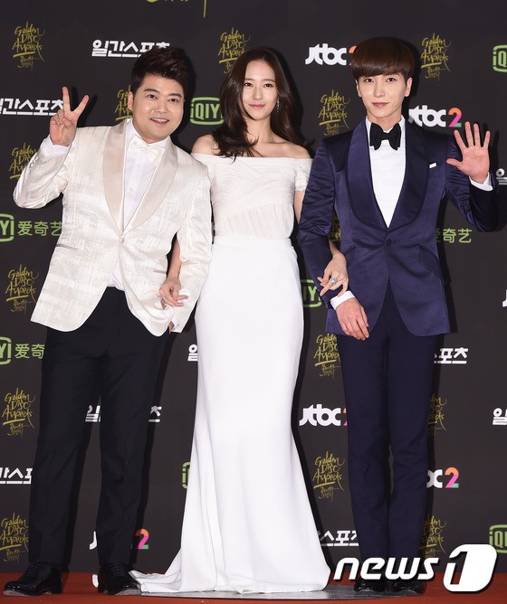 Gambar Foto Jun Hyun Moo, Krystal f(x) dan Leeteuk SuJu di Red Carpet Golden Disc Awards 2016