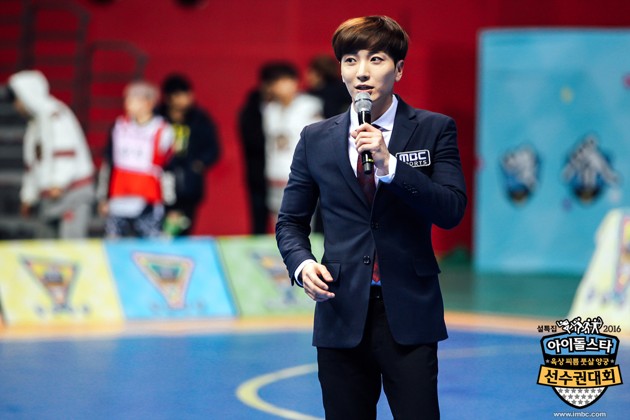 Gambar Foto Leeteuk Super Junior Jadi MC 'Idol Star Athletics Championships 2016'