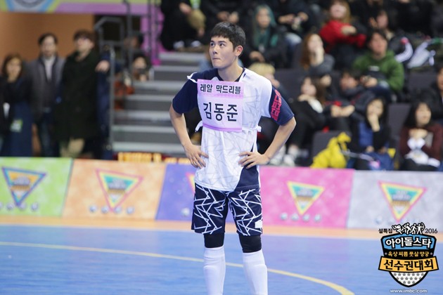 Gambar Foto Dongjun ZE:A Saat Pertandingan Futsal 'Idol Star Athletics Championships 2016'