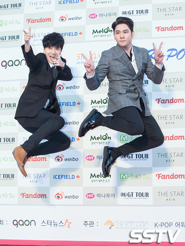 Gambar Foto Aksi Yesung dan Kangin Super Junior di Red Carpet Gaon Chart K-Pop Awards 2016