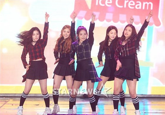 Gambar Foto Red Velvet Tampil Nyanyikan Lagu 'Ice Cream Cake'