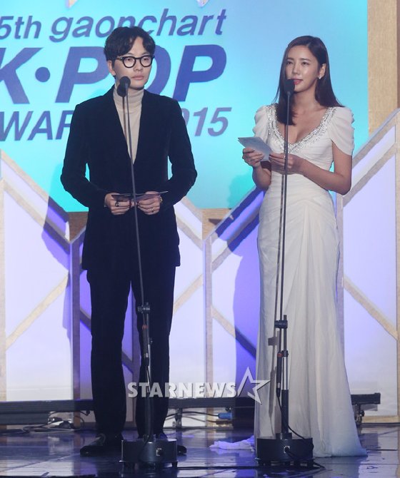 Gambar Foto Lee Dong Hwi dan Lee Tae Im di Gaon Chart K-Pop Awards 2016