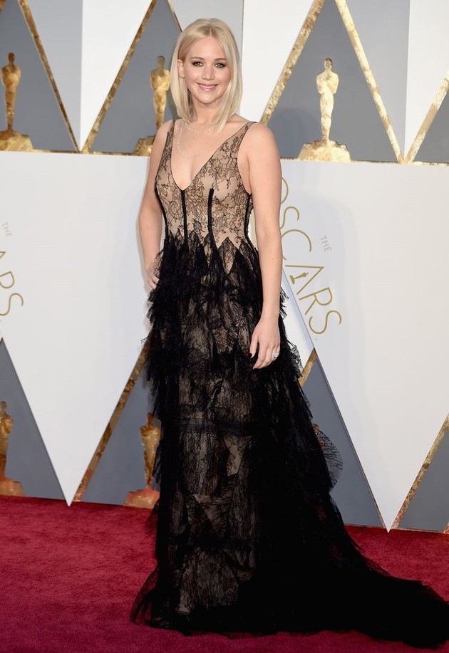 Gambar Foto Jennifer Lawrence dengan Gaun Rancangan Christian Dior