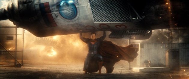 Gambar Foto Aksi Kuat Superman di Film 'Batman v Superman: Dawn of Justice'