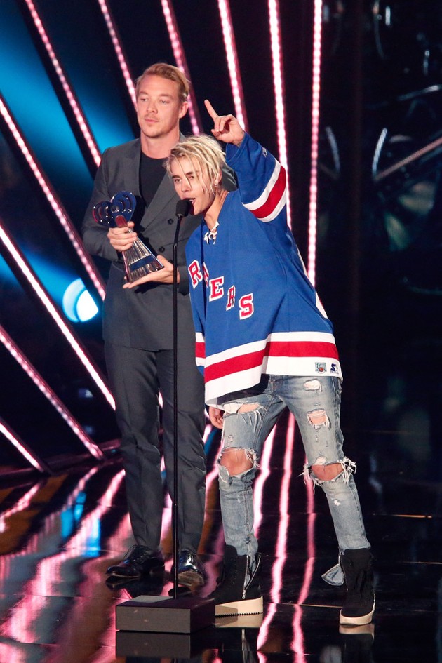 Gambar Foto Diplo dan Justin Bieber di iHeartRadio Music Awards 2016