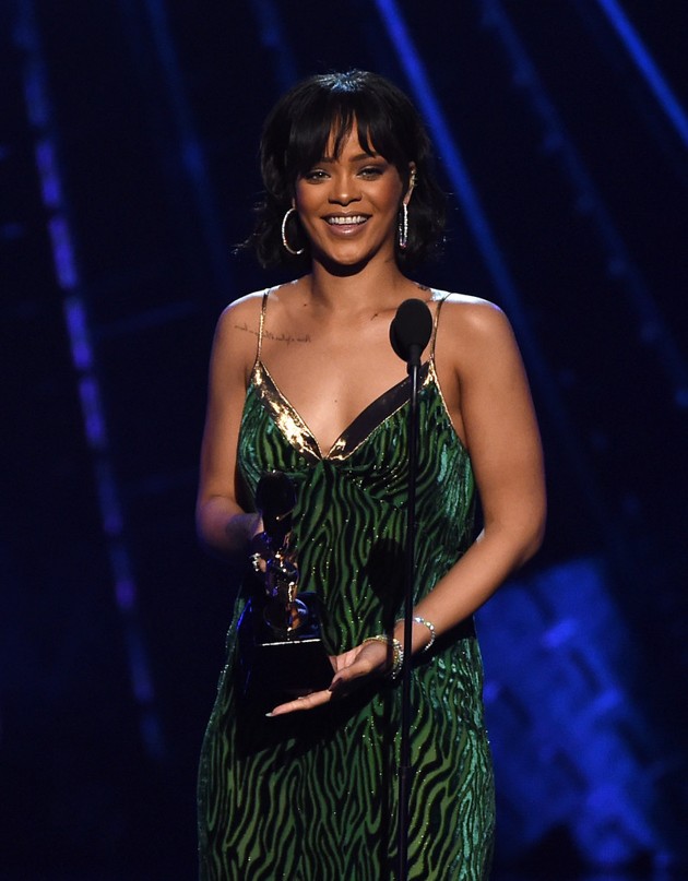 Gambar Foto Rihanna Raih Piala Billboard Chart Achievement Award Presented By Fan Vote
