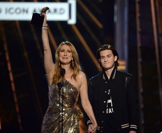 Gambar Foto Celine Dion Terharu Terima Piala Billboard Icon-Award dari Putranya