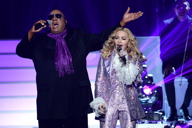 Gambar Foto Penampilan Spesial Stevie Wonder dan Madonna untuk Mengenang Prince