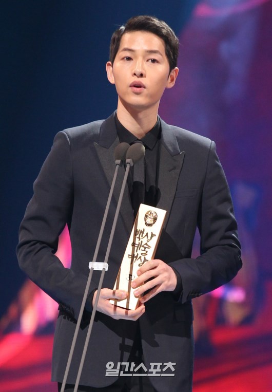 Gambar Foto Song Joong Ki Raih Piala Male Popularity Award Kategori TV