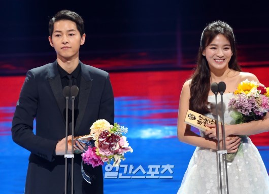 Gambar Foto Song Joong Ki dan Song Hye Kyo Raih Piala Global Star Award