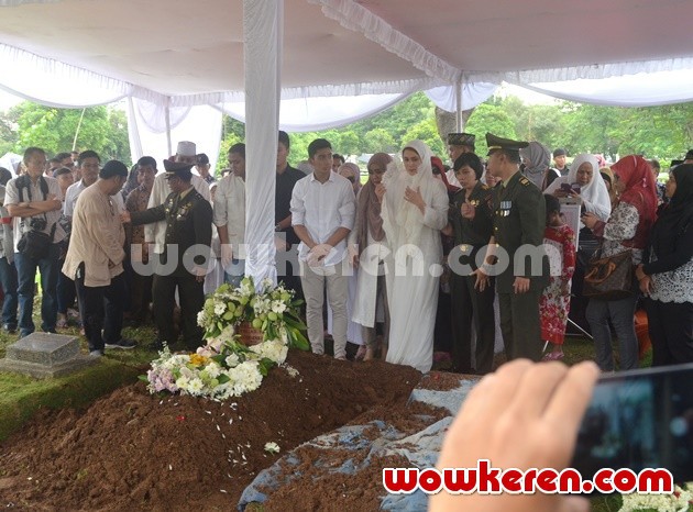 Gambar Foto Marini Zumarnis Tak Kuasa Tahan Tangis di Pemakaman Ayahanda