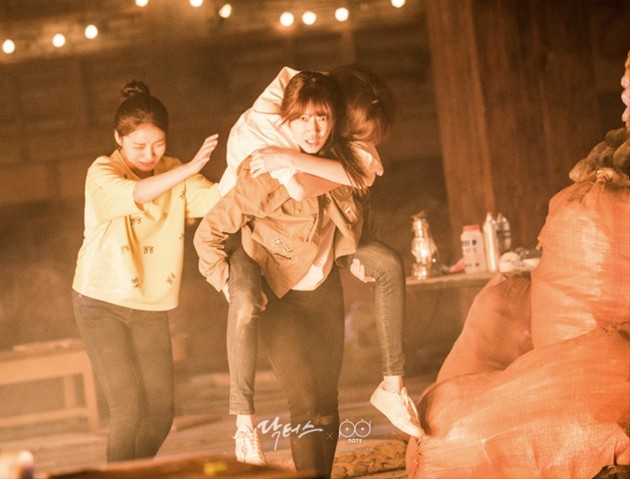 Gambar Foto Yoon Hye Jung Selamatkan Jin Seo Woo dari Kebakaran