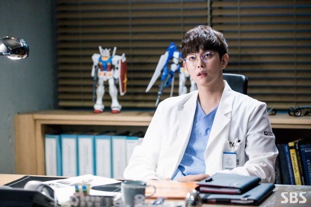 Gambar Foto Yoon Kyun Sang Berperan Sebagai Dokter Jung Yoon Do