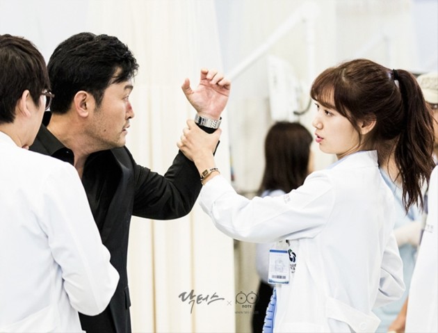 Gambar Foto Yoon Hye Jung Menjadi Dokter yang Kuat