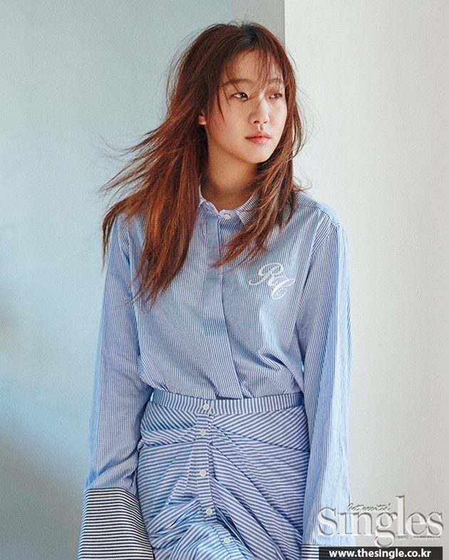 Gambar Foto Kim Go Eun di Majalah The Singles Edisi April 2016