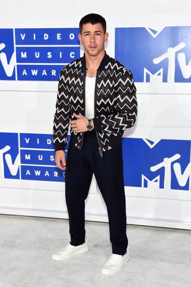 Gambar Foto Nick Jonas di Red Carpet MTV Video Music Awards 2016