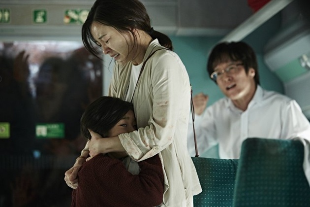 Gambar Foto Seorang Ibu Memeluk Kim So Ahn di Film 'Train to Busan'