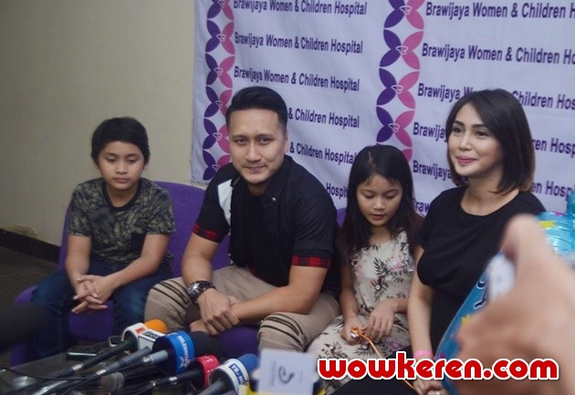 Gambar Foto Arie Untung dan Fenita Arie Dikaruniai Anak Ketiga