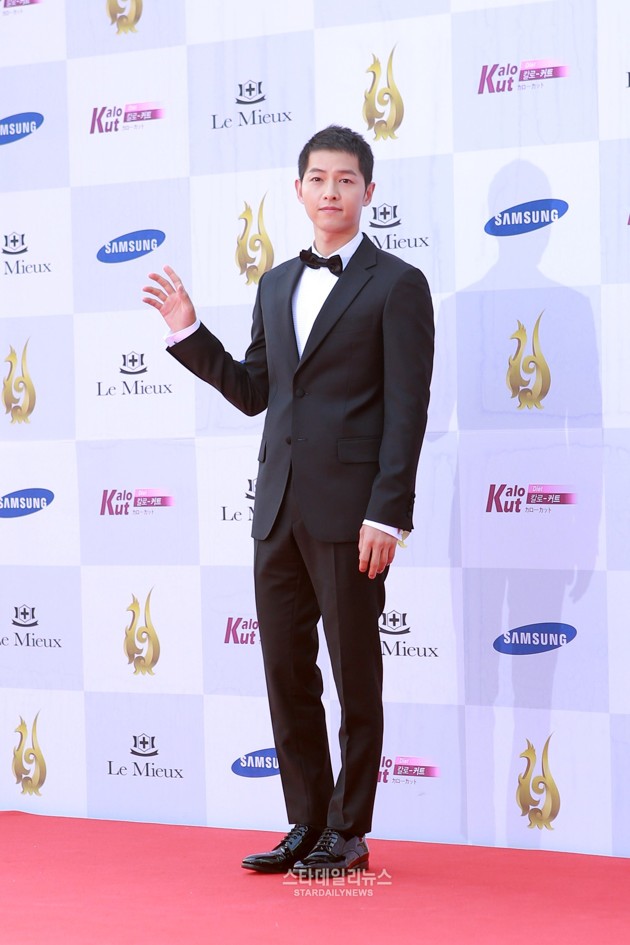 Gambar Foto Song Joong Ki di Red Carpet Seoul International Drama Awards 2016