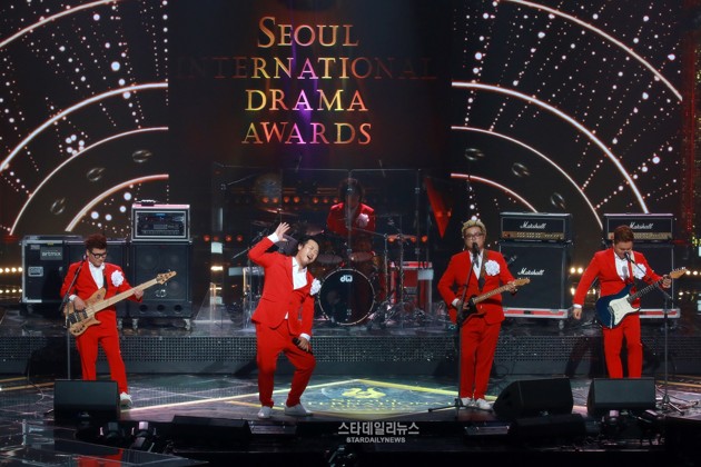 Gambar Foto Penampilan Band Rose Motel di Seoul International Drama Awards 2016