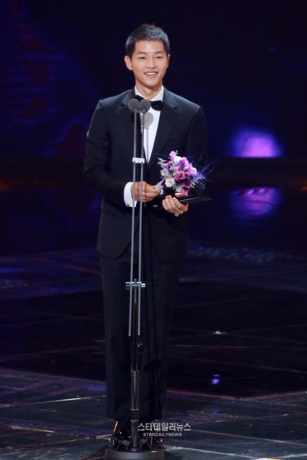 Gambar Foto Song Joong Ki Raih Piala Outstanding Korean Actor