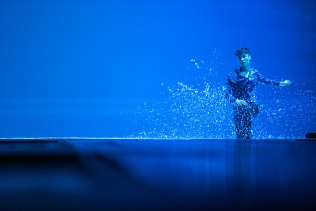 Gambar Foto Lay EXO Tampil Basah-basahan di Konser Bangkok