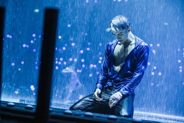 Gambar Foto Sehun EXO Tampil Seksi Basah-basahan di Konser Bangkok