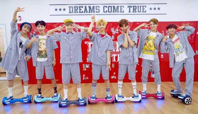 Gambar Foto NCT Dream Tampil Gunakan Hoverboard di Debut 'Chewing Gum'