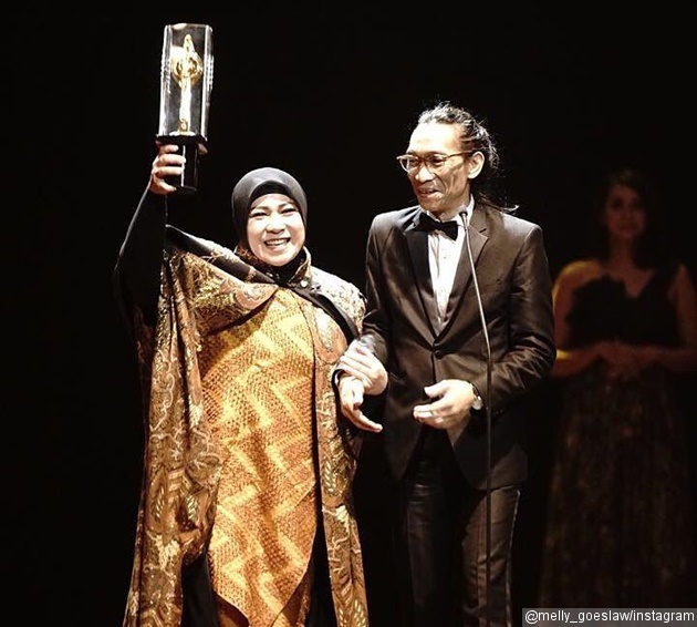 Gambar Foto Melly Goeslaw dan Anto Hoed Bawa Piala Citra Kategori Penata Musik Terbaik