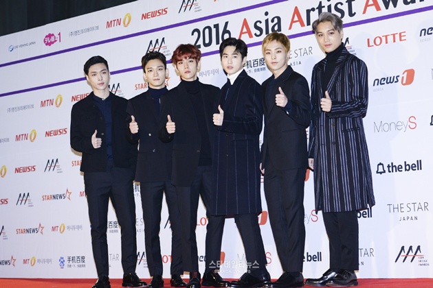 Gambar Foto EXO di Red Carpet Asia Artist Awards 2016