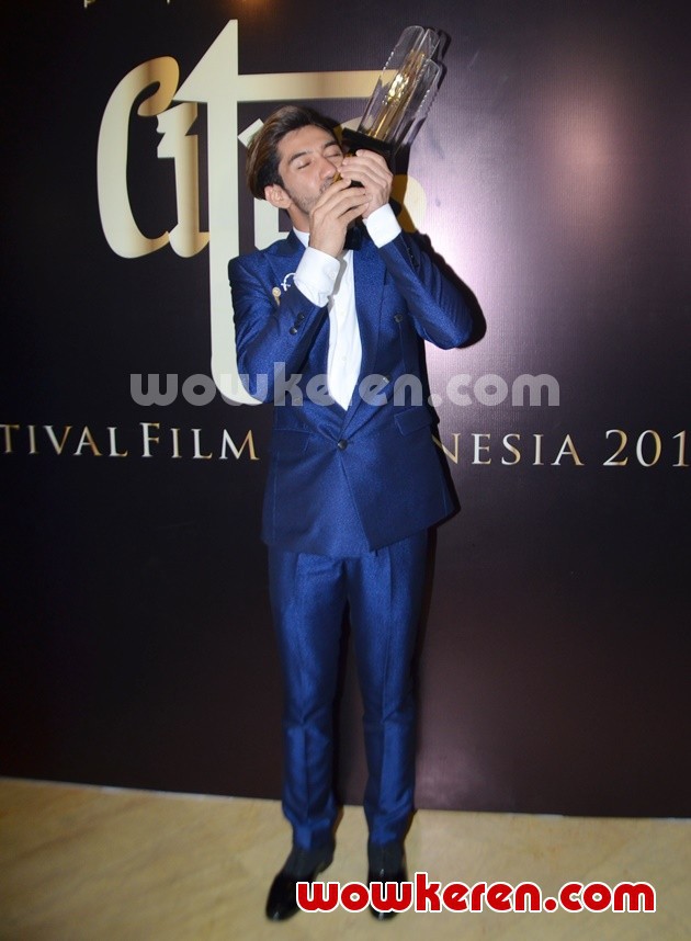 Gambar Foto Reza Rahadian Bawa Pulang Piala Citra Pemeran Utama Pria Terbaik Berkat Film 'My Stupid Boss'