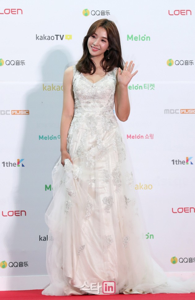 Gambar Foto Cao Lu Fiestar di Red Carpet MelOn Music Awards 2016