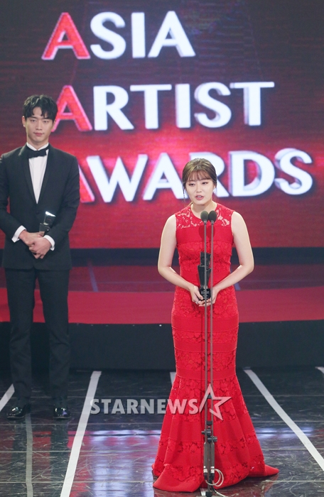 Gambar Foto Nam Ji Hyun Raih Piala Best Entertainer Award