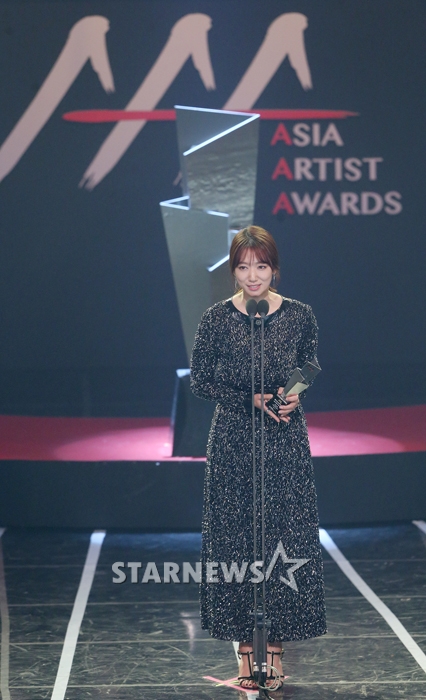Gambar Foto Park Shin Hye Raih Piala Best Artist Award