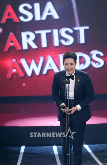 Gambar Foto Park Hae Jin Raih Piala Best Artist Award