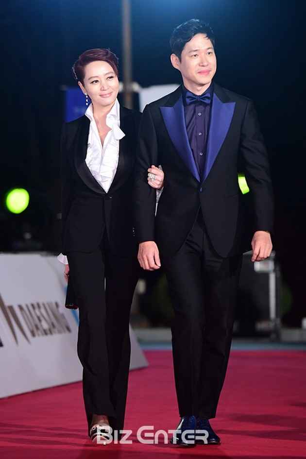 Gambar Foto Kim Hye Soo dan Yoo Joon Sang Sama-sama pakai setelan jas di Red Carpet Blue Dragon Awards 2016