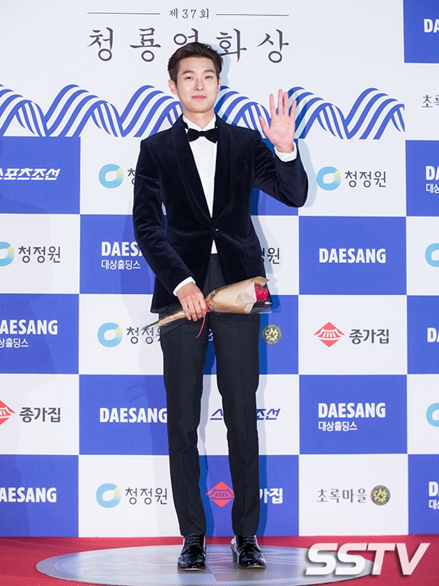 Gambar Foto Choi Woo Shik di Red Carpet Blue Dragon Awards 2016