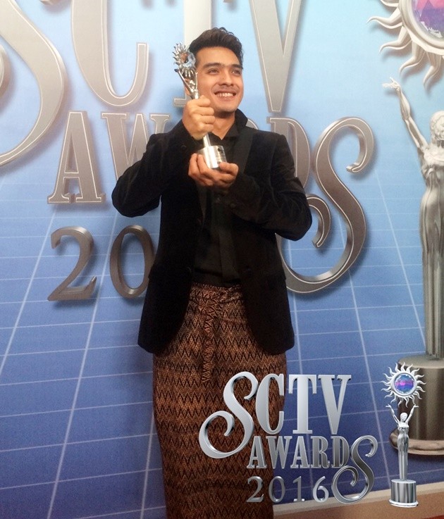 Gambar Foto Ricky Harun Bawa Pulang Piala Aktor Utama Paling Ngetop