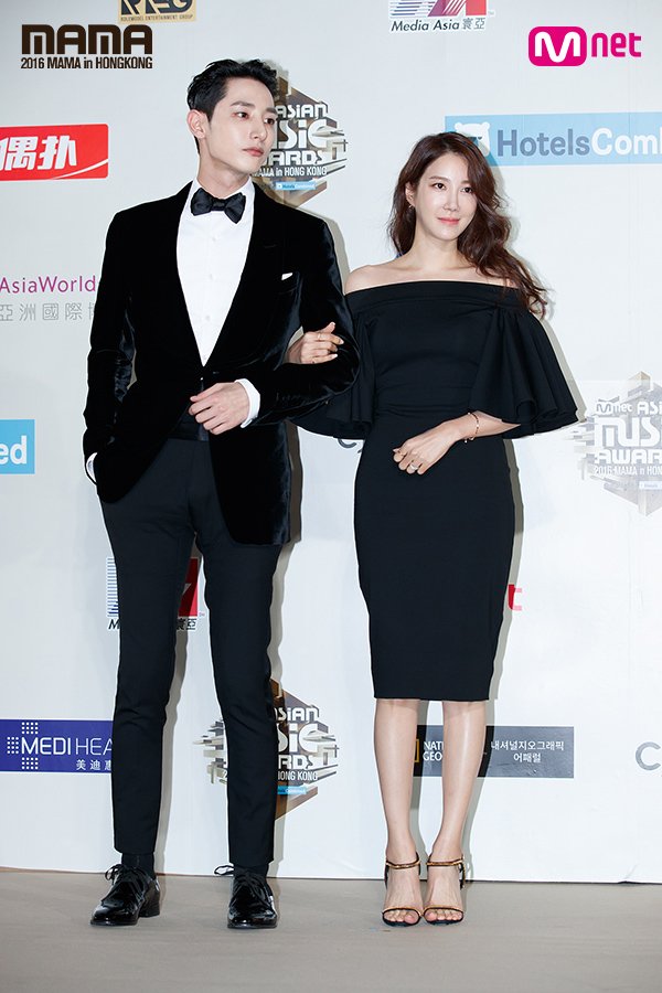Gambar Foto Lee Soo Hyuk dan Lee Ji Ah di Red Carpet MAMA 2016