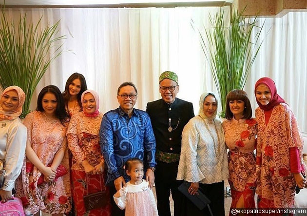 Gambar Foto Para Among Tamu Pose Bareng Zulkifli Hasan Ketua MPR RI Periode 2014-2019