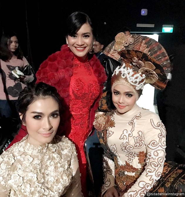 Gambar Foto Iis Dahlia, Ikke Nurjanah dan Iyeth Bustami Kompak di Backstage