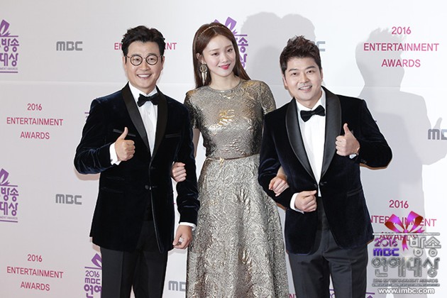 Gambar Foto Kim Sung Joo, Lee Sung Kyung dan Jun Hyun Moo di Red Carpet MBC Entertainment Awards 2016