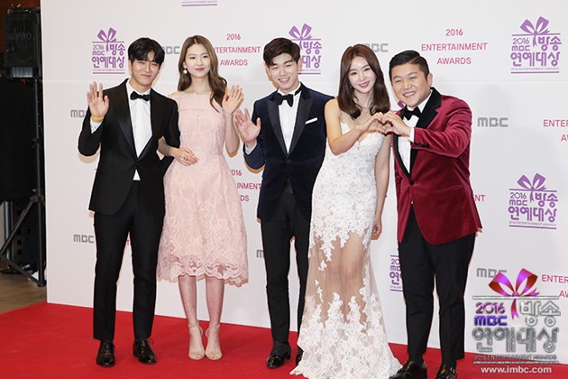 Gambar Foto Pasangan Lama 'We Got Married' Ikut Hadir di Red Carpet MBC Entertainment Awards 2016