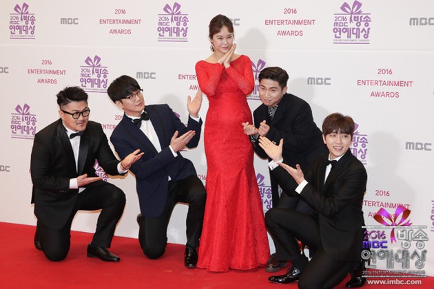 Gambar Foto Para Panelis 'Duet Song Festival' di Red Carpet MBC Entertainment Awards 2016