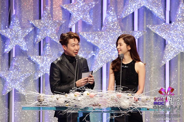 Gambar Foto Haha dan Han Chae Ah di MBC Entertainment Awards 2016