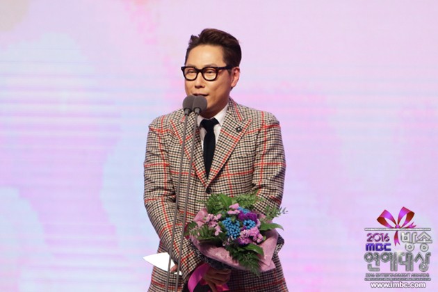 Gambar Foto Yoon Jong Shin Raih Piala Special Award for Music and Talk Shows