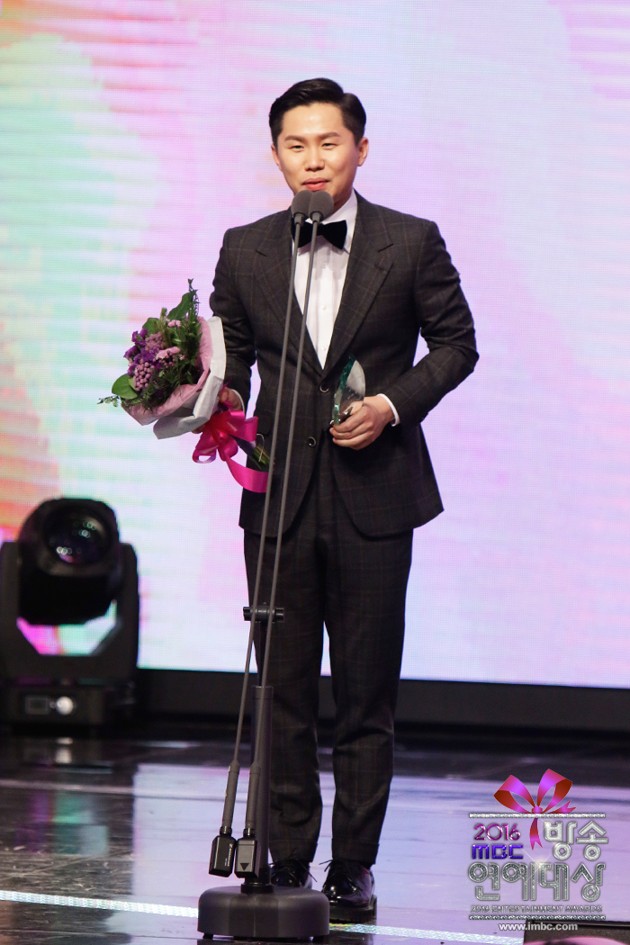 Gambar Foto Yang Se Hyung Raih Piala Popularity Award
