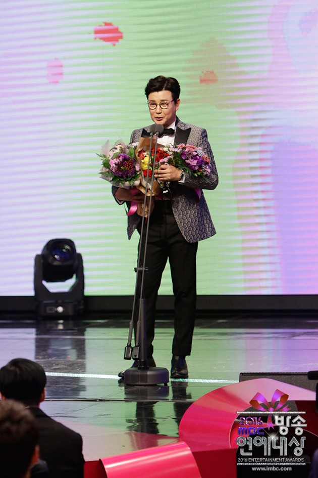 Gambar Foto Kim Sung Joo Raih Piala High Excellence Award for Music and Talk Shows