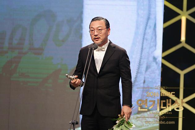 Gambar Foto Kim Eui Sung Raih Piala Golden Acting Award for Mini Series